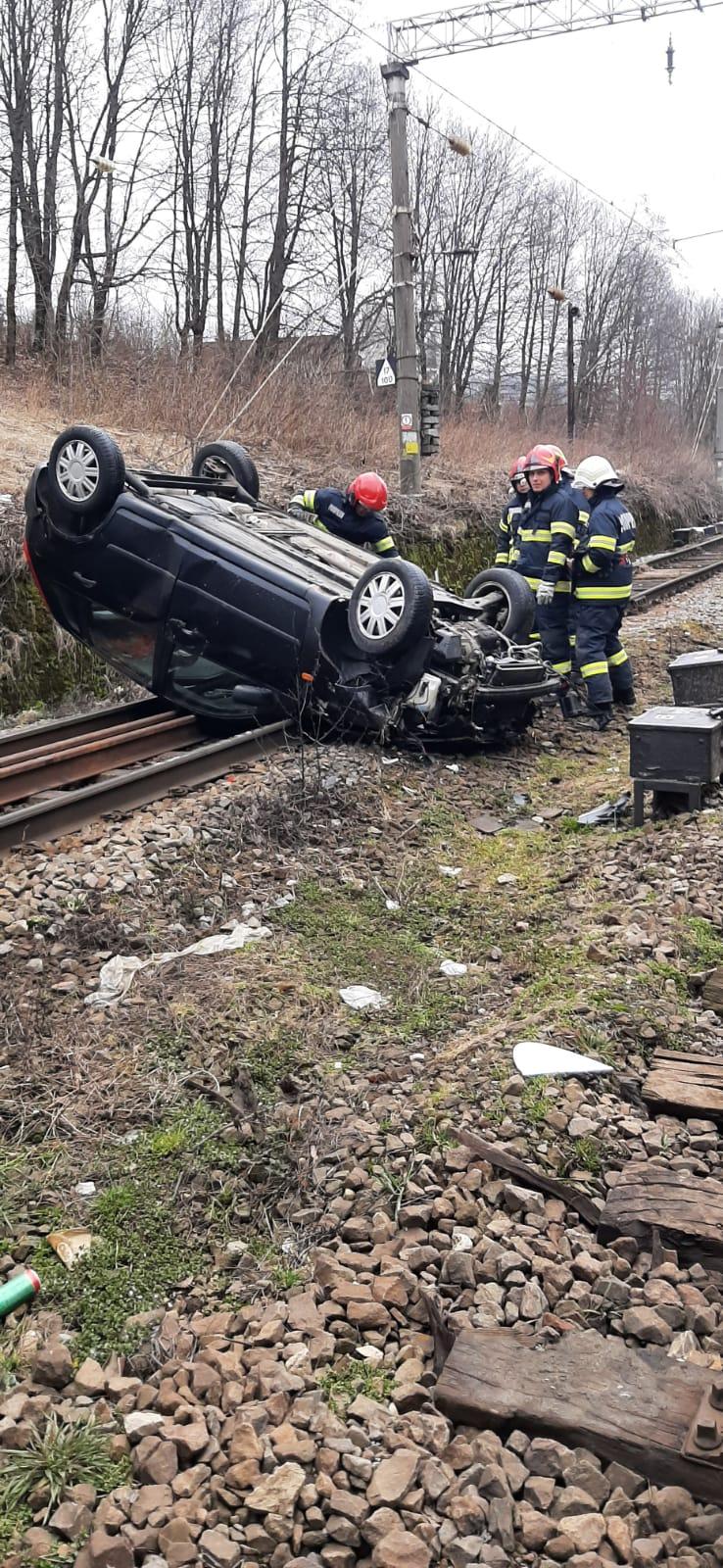 O mașină a căzut de pe un pod pe calea ferata, în Predeal! Traficul feroviar este oprit pe un sens 820282