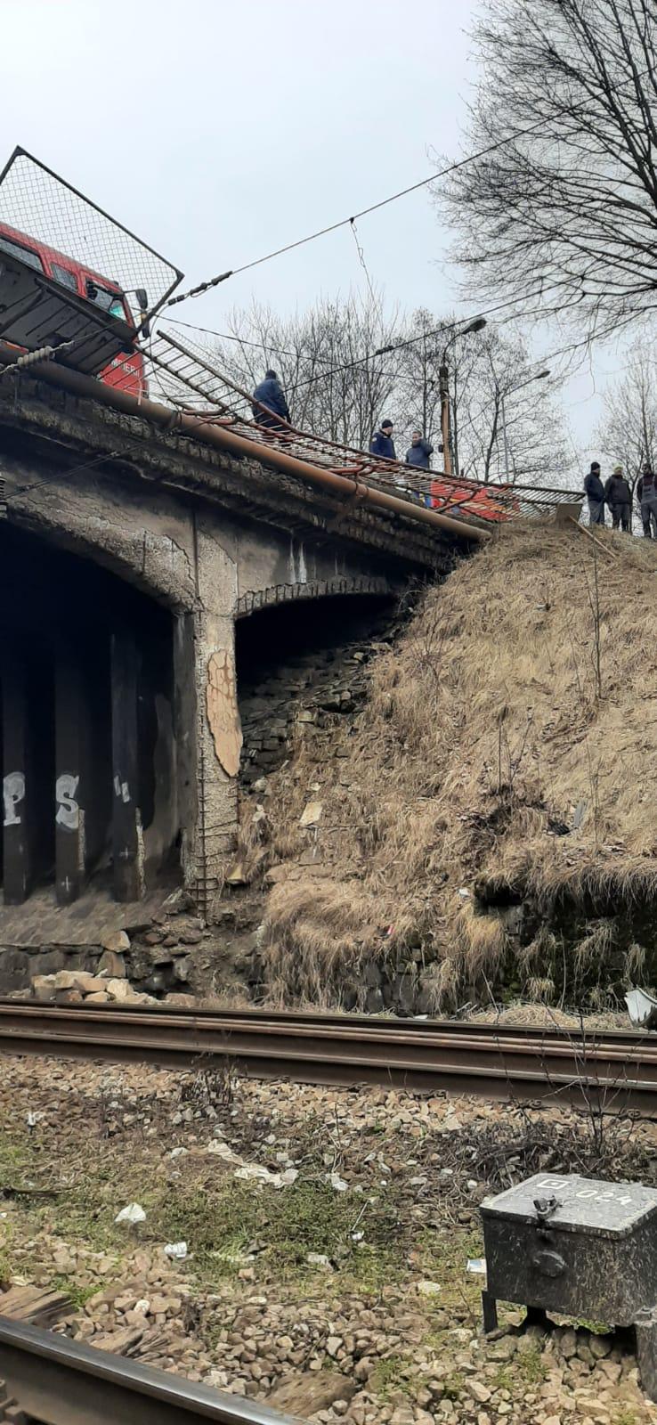 O mașină a căzut de pe un pod pe calea ferata, în Predeal! Traficul feroviar este oprit pe un sens 820283