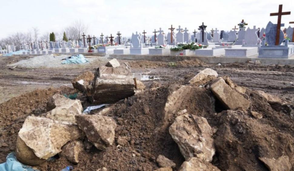 Sarcofag roman de 1700 de ani, distrus cu excavatorul în cimitirul din Alba Iulia 820425