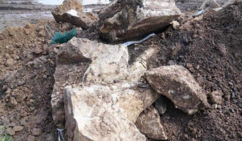 Sarcofag roman de 1700 de ani, distrus cu excavatorul în cimitirul din Alba Iulia 820427