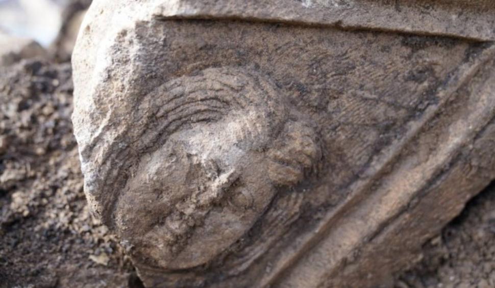 Sarcofag roman de 1700 de ani, distrus cu excavatorul în cimitirul din Alba Iulia 820428