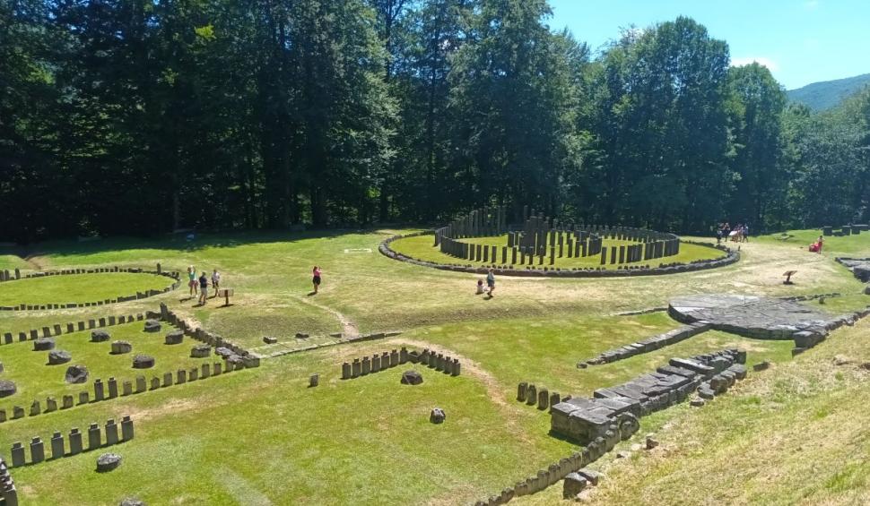 Sarmizegetusa Regia - Zidurile fortificate cu pietre din templu 820350