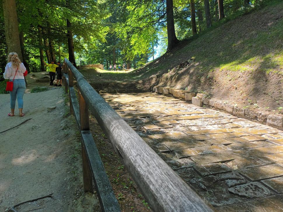 Sarmizegetusa Regia - Zidurile fortificate cu pietre din templu 820351