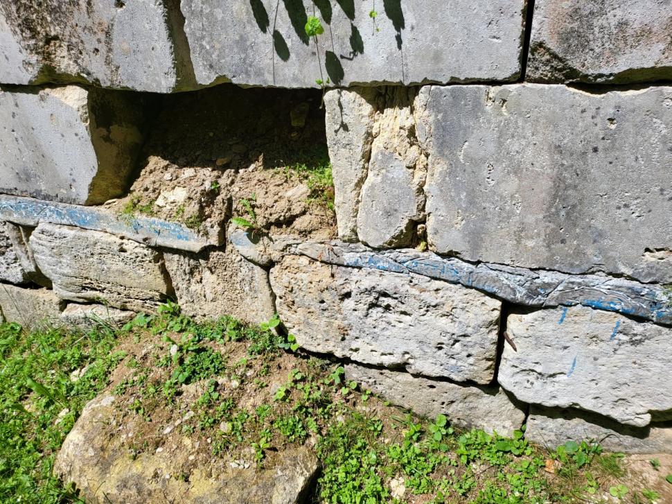 Sarmizegetusa Regia - Zidurile fortificate cu pietre din templu 820352