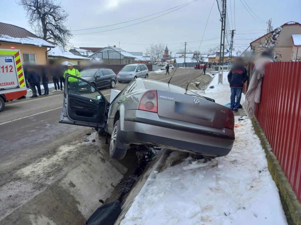 Un tânăr din Suceava, cu permis de conducere de numai o zi, şi-a băgat în spital cinci colegi 820229
