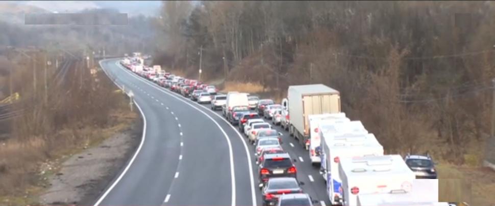 Soluția găsită de autorități pentru cozile kilometrice de pe DN1, Valea Prahovei | Pe unde vor circula șoferii