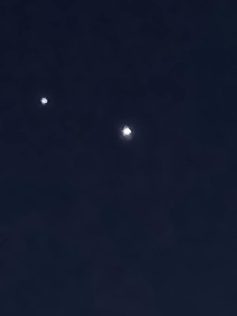 Fenomen rar pe cerul României! "Sărutul" dintre Venus și Jupiter, zeul tunetelor şi zeiţa dragostei, vizibil cu ochiul liber 820554