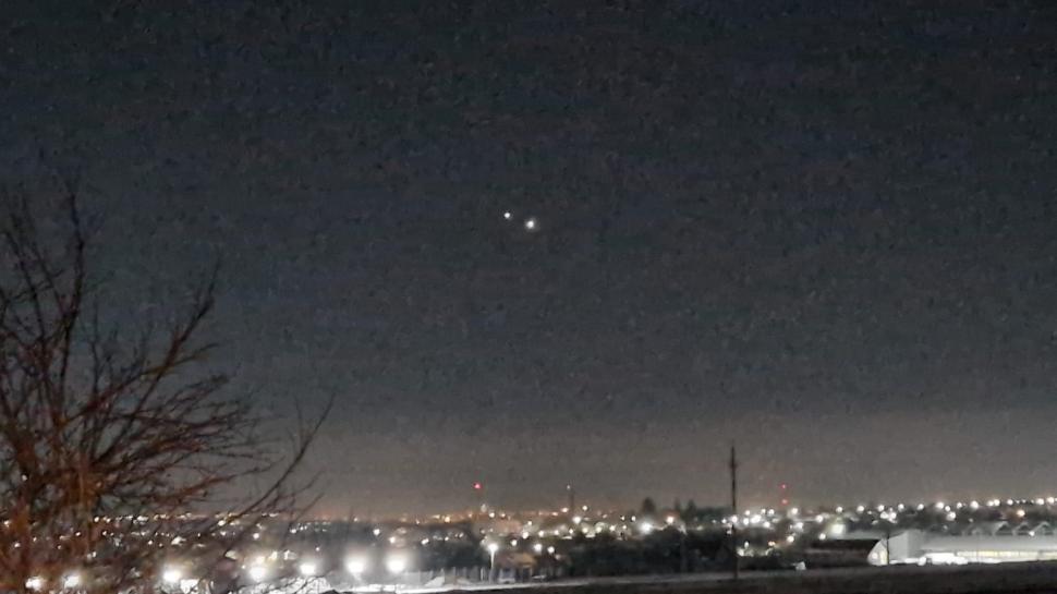 Fenomen rar pe cerul României! "Sărutul" dintre Venus și Jupiter, zeul tunetelor şi zeiţa dragostei, vizibil cu ochiul liber 820557