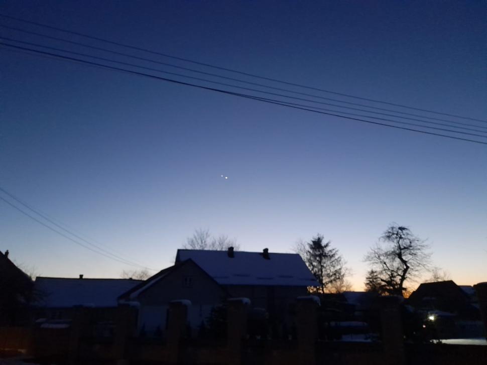 Fenomen rar pe cerul României! "Sărutul" dintre Venus și Jupiter, zeul tunetelor şi zeiţa dragostei, vizibil cu ochiul liber 820559