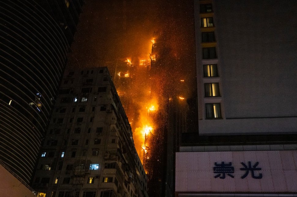 Un incendiu puternic a izbucnit într-o clădire de birouri din Hong Kong. Alte patru construcții au fost afectate