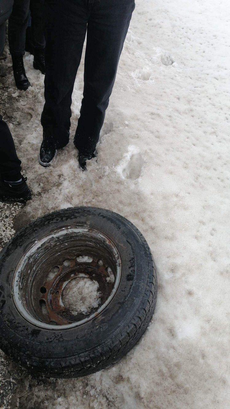 Un microbuz școlar a rămas fără roți, în mers, la Suceava | Transporta elevi la Câmpulung Moldovenesc 820511