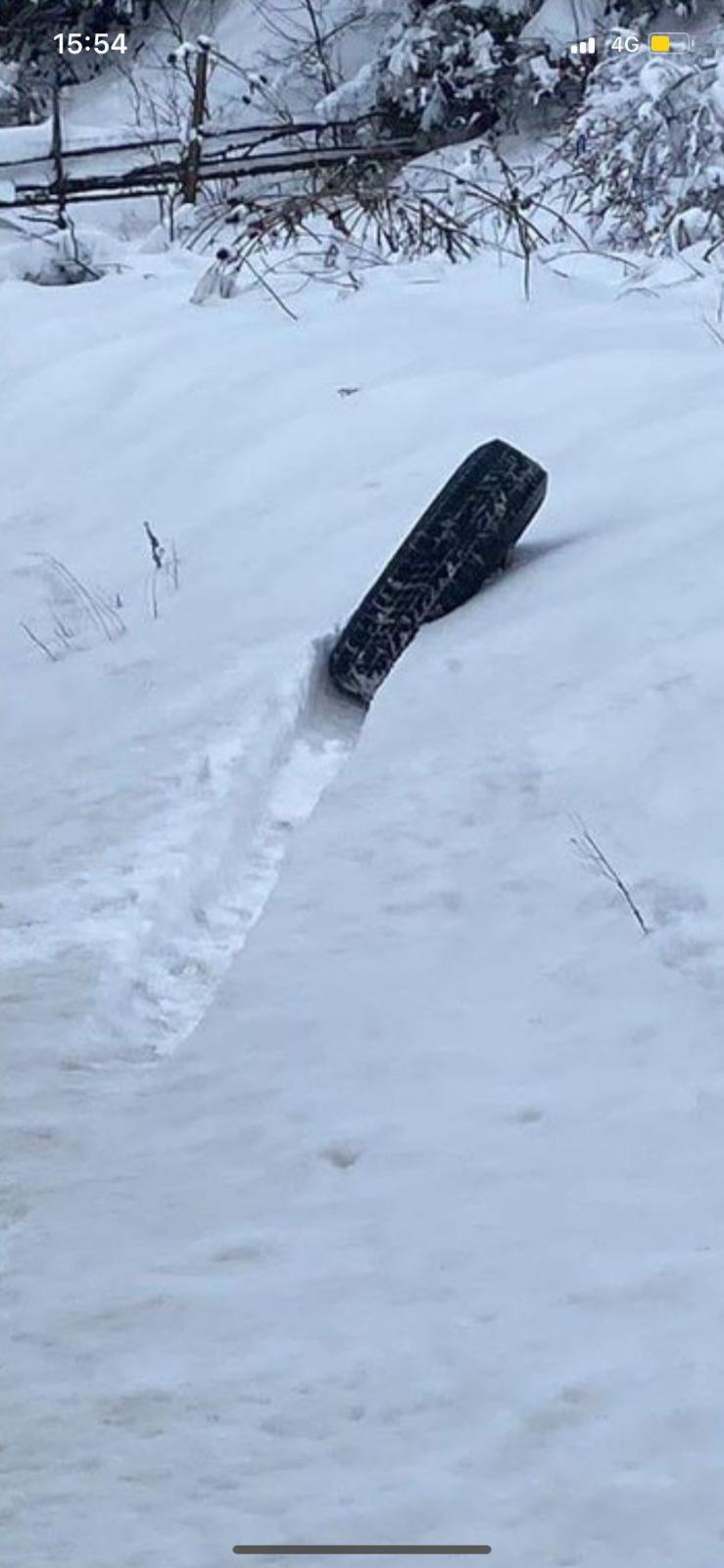 Un microbuz școlar a rămas fără roți, în mers, la Suceava | Transporta elevi la Câmpulung Moldovenesc 820512