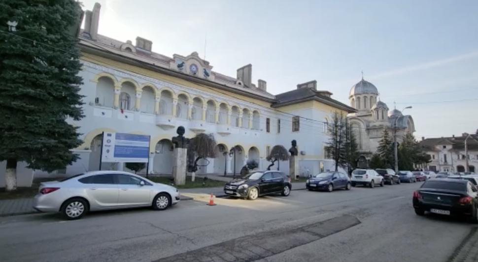 Muncitor căzut de pe clădirea Primăriei Hunedoara. Reprezentant ISU: "A căzut 8-10 metri înălțime" 820504