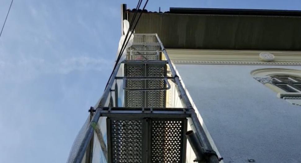 Muncitor căzut de pe clădirea Primăriei Hunedoara. Reprezentant ISU: "A căzut 8-10 metri înălțime" 820505