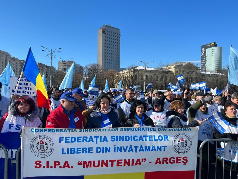 Sindicaliștii din Educație au ieșit în stradă! Aproximativ 300 de angajați au protestat în fața Prefecturii  820709