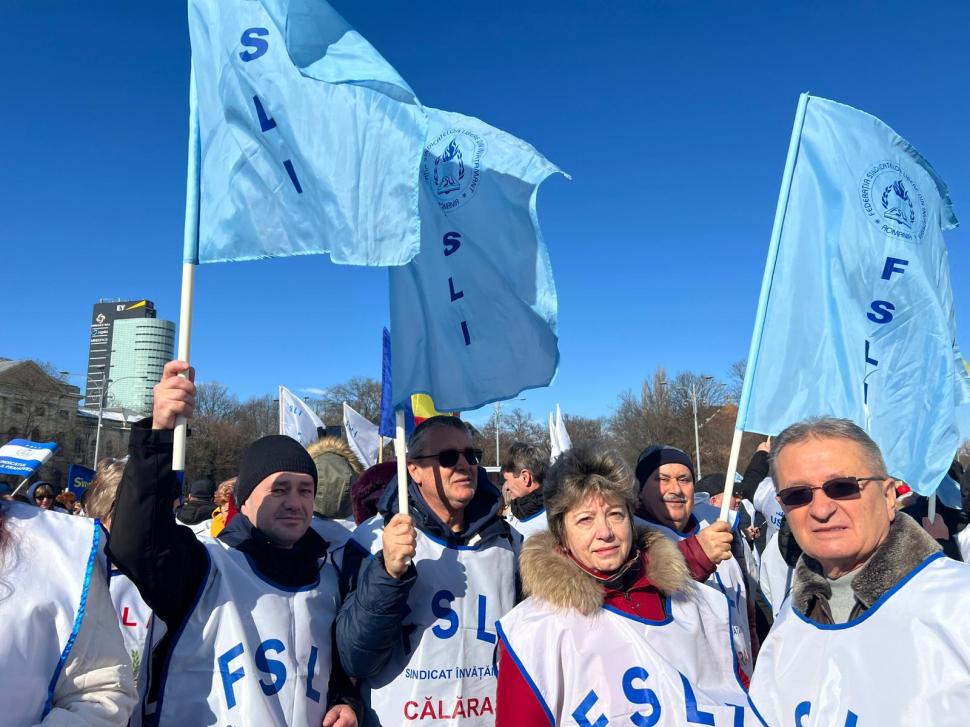 Sindicaliștii din Educație au ieșit în stradă! Aproximativ 300 de angajați au protestat în fața Prefecturii  820710