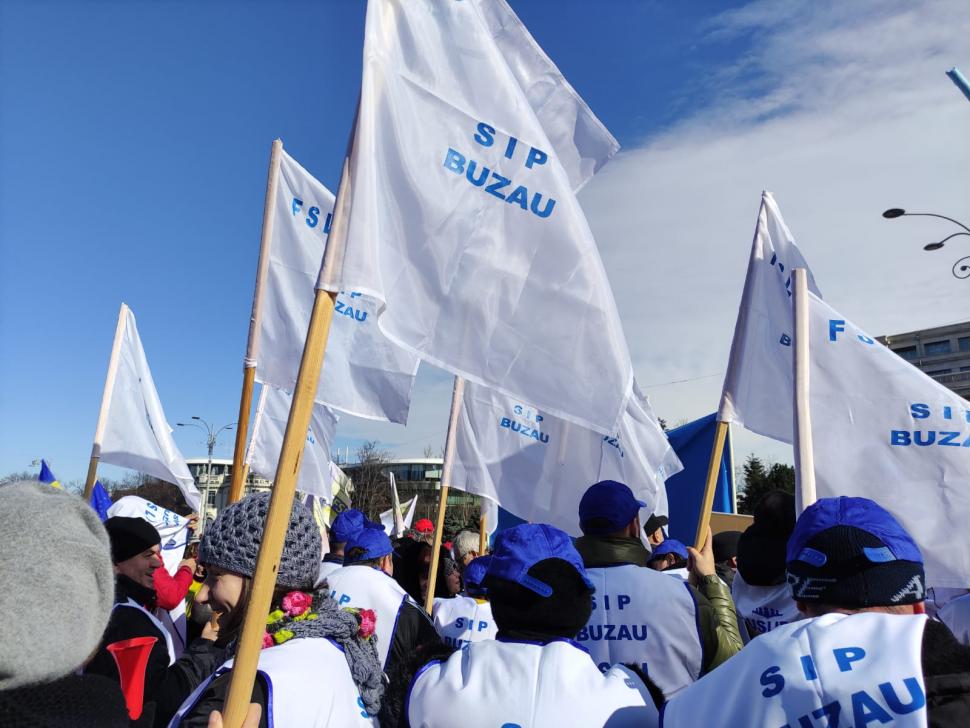 Sindicaliștii din Educație au ieșit în stradă! Aproximativ 300 de angajați au protestat în fața Prefecturii  820712