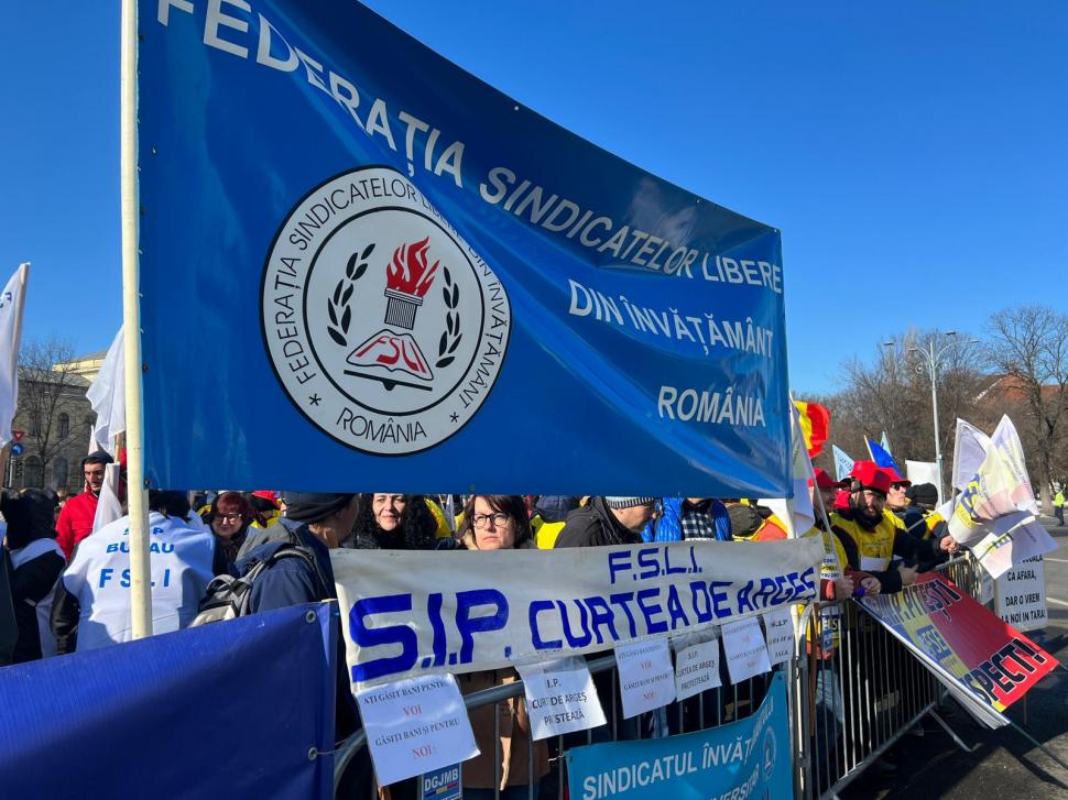 Sindicaliștii din Educație au ieșit în stradă! Aproximativ 300 de angajați au protestat în fața Prefecturii  820713