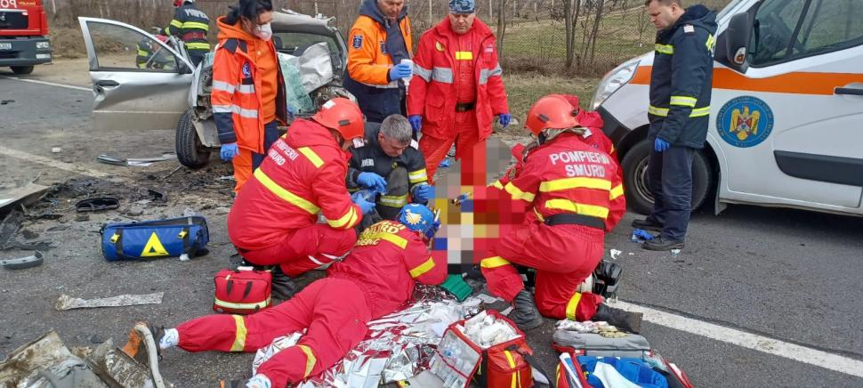 Impact frontal devastator între două maşini în care se aflau şapte oameni | Accident grav în satul Crasna din Vaslui 821050
