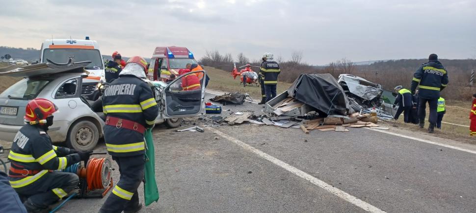 Impact frontal devastator între două maşini în care se aflau şapte oameni | Accident grav în satul Crasna din Vaslui 821052