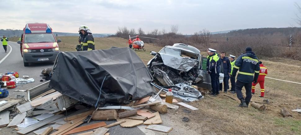 Impact frontal devastator între două maşini în care se aflau şapte oameni | Accident grav în satul Crasna din Vaslui 821053