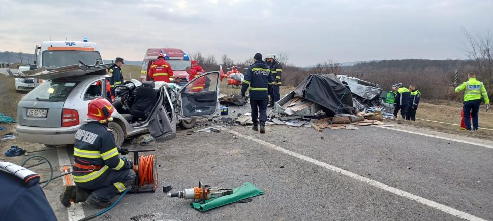 Impact frontal devastator între două maşini în care se aflau şapte oameni | Accident grav în satul Crasna din Vaslui 821054