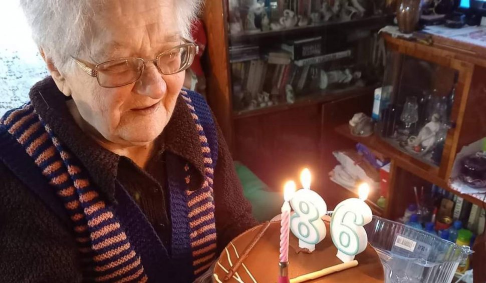 Bătrâna din Constanţa, care a sunat la 112 să anunţe că moare de frig, sărbătorită cu tort şi flori: "Nu sunteţi singură"