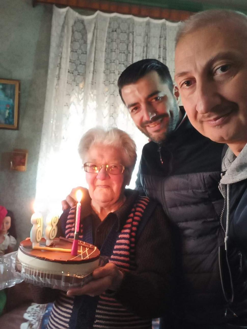 Bătrâna din Constanţa, care a sunat la 112 să anunţe că moare de frig, sărbătorită cu tort şi flori: "Nu sunteţi singură" 821032