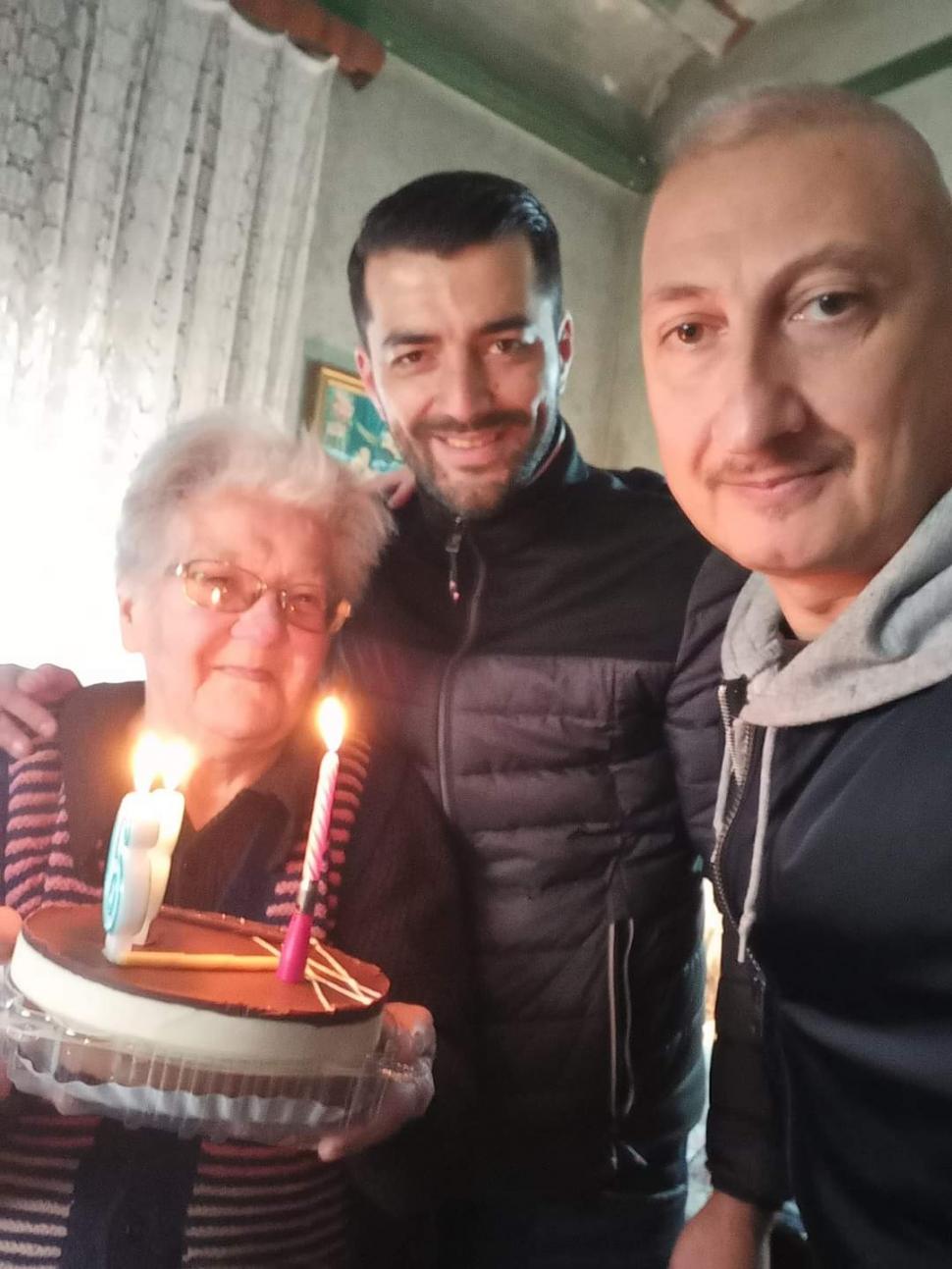 Bătrâna din Constanţa, care a sunat la 112 să anunţe că moare de frig, sărbătorită cu tort şi flori: "Nu sunteţi singură" 821033