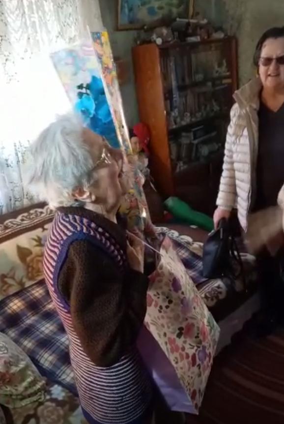Bătrâna din Constanţa, care a sunat la 112 să anunţe că moare de frig, sărbătorită cu tort şi flori: "Nu sunteţi singură" 821034