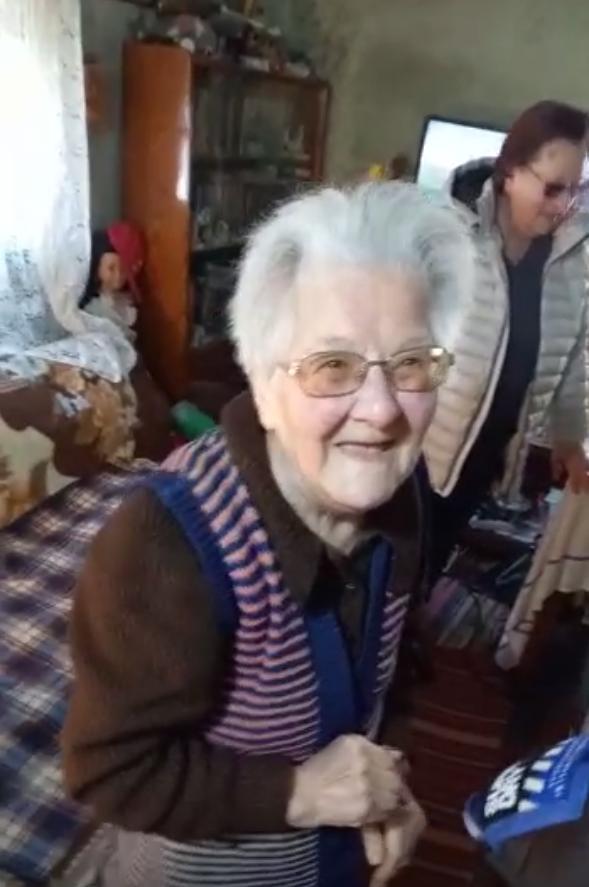 Bătrâna din Constanţa, care a sunat la 112 să anunţe că moare de frig, sărbătorită cu tort şi flori: "Nu sunteţi singură" 821035