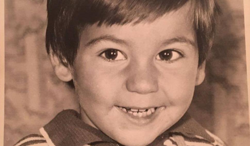 Recunoşti puştiul simpatic? Azi e un artist talentat care face furori printre românce 821001