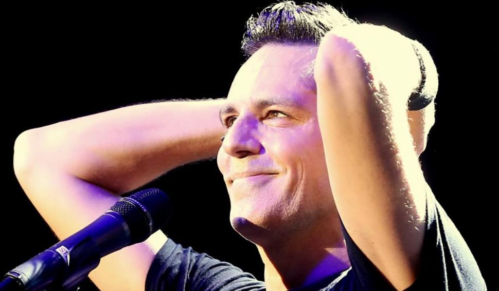 Recunoşti puştiul simpatic? Azi e un artist talentat care face furori printre românce 821003