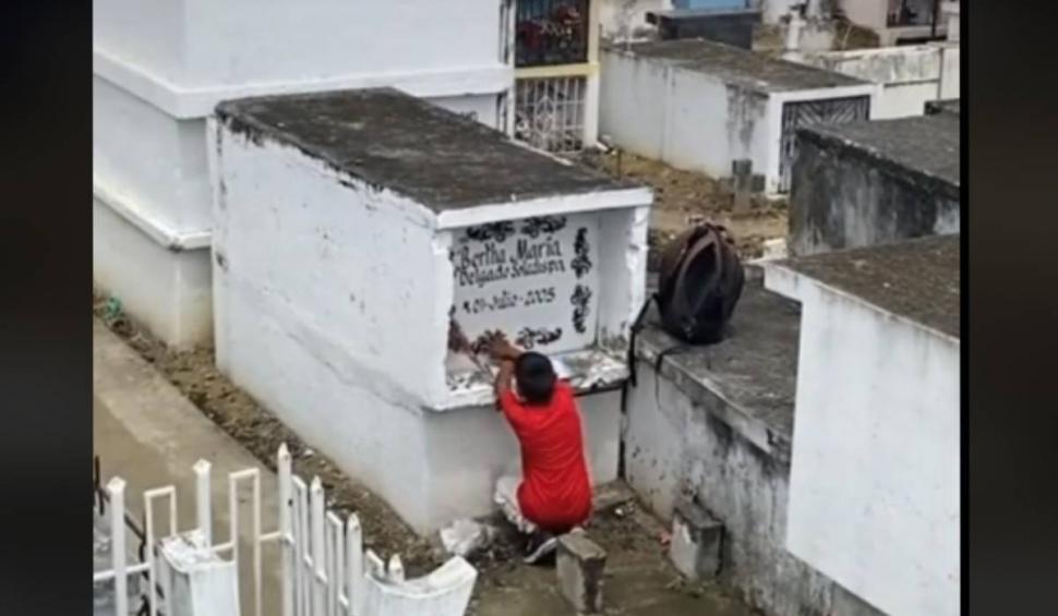 Momentul cutremurător în care un băieţel de 10 ani doarme la mormântul mamei sale 821170