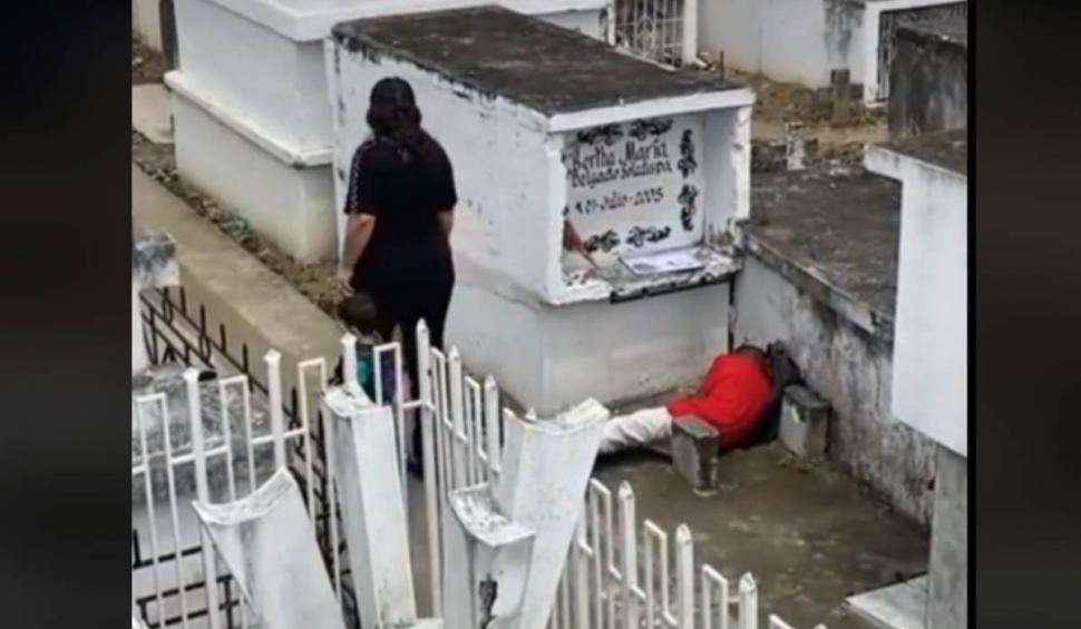 Momentul cutremurător în care un băieţel de 10 ani doarme la mormântul mamei sale 821171