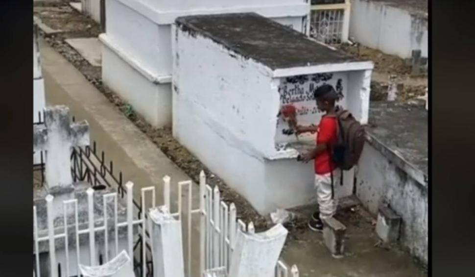 Momentul cutremurător în care un băieţel de 10 ani doarme la mormântul mamei sale 821172