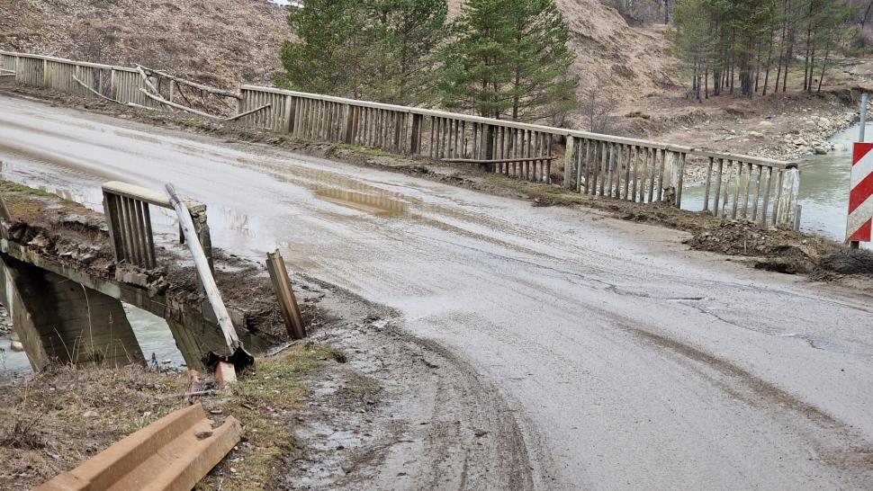 Pod în pericol de prăbuşire, în Vrancea. Stă să cadă, dar a fost sprijinit cu prăjini 821290