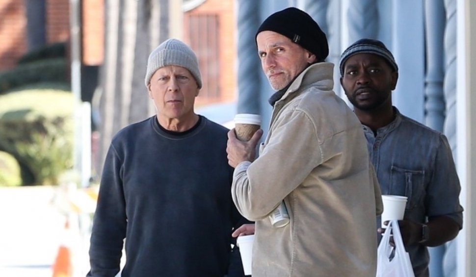 Soția lui Bruce Willis îi roagă pe paparazzi să nu țipe la el pe stradă: "Permiteți oricui este cu el să-l ducă din punctul A în punctul B în siguranță"