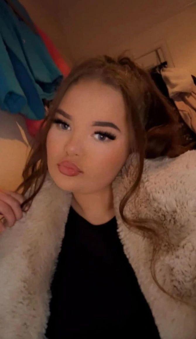 Trei tineri au fost găsiţi morţi într-o maşină, iar alţi doi se zbat între viaţă şi moarte, după ce au dispărut fără urmă de la o petrecere, în Ţara Galilor  821189