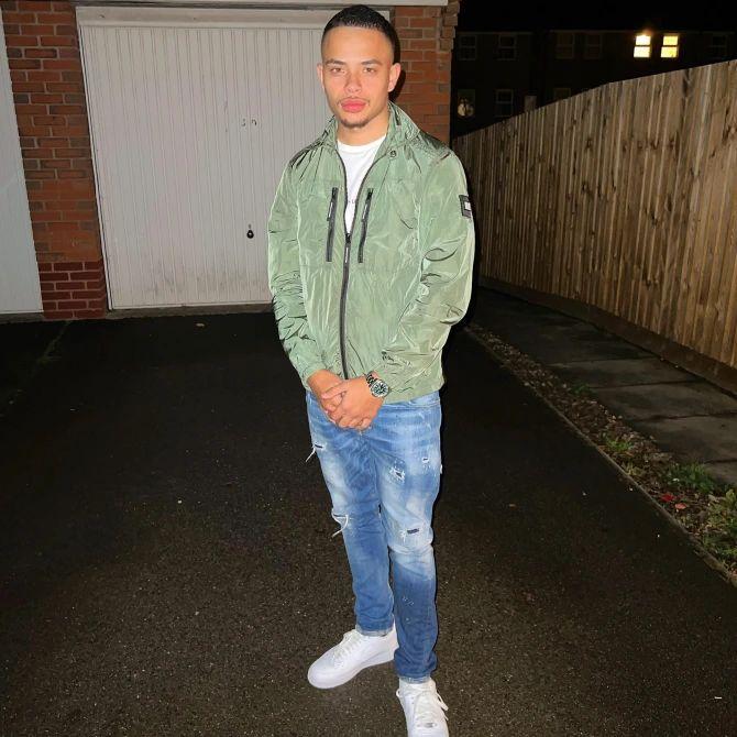 Trei tineri au fost găsiţi morţi într-o maşină, iar alţi doi se zbat între viaţă şi moarte, după ce au dispărut fără urmă de la o petrecere, în Ţara Galilor  821192