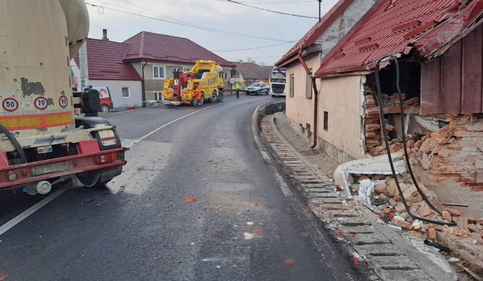 O familie s-a trezit cu cisterna în casă, la prima oră a dimineţii, în Braşov. Locuinţa a mai fost lovită în trecut