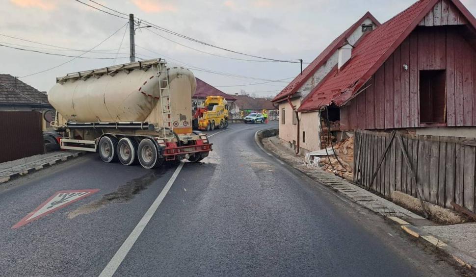 O familie s-a trezit cu cisterna în casă, la prima oră a dimineţii, în Sibiu. Locuinţa a mai fost lovită în trecut 821367