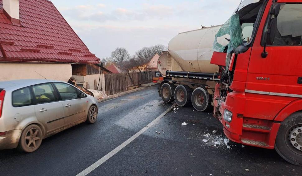 O familie s-a trezit cu cisterna în casă, la prima oră a dimineţii, în Sibiu. Locuinţa a mai fost lovită în trecut 821368