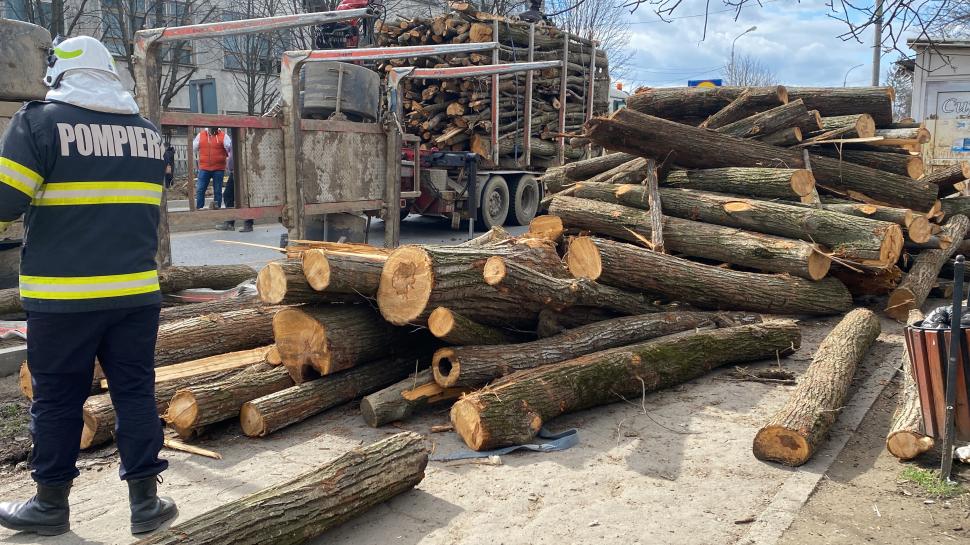 Trei femei aflate pe trotuar, rănite de buștenii căzuți dintr-o remorcă la Paşcani, chiar de 8 martie 821610