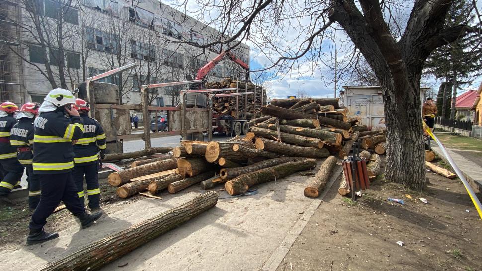 Trei femei aflate pe trotuar, rănite de buștenii căzuți dintr-o remorcă la Paşcani, chiar de 8 martie 821611
