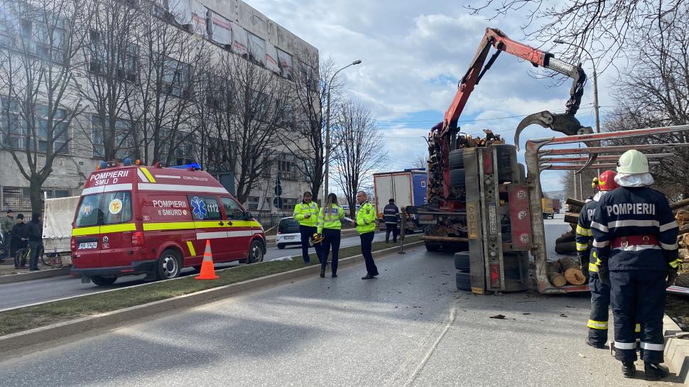 Trei femei aflate pe trotuar, rănite de buștenii căzuți dintr-o remorcă la Paşcani, chiar de 8 martie 821612