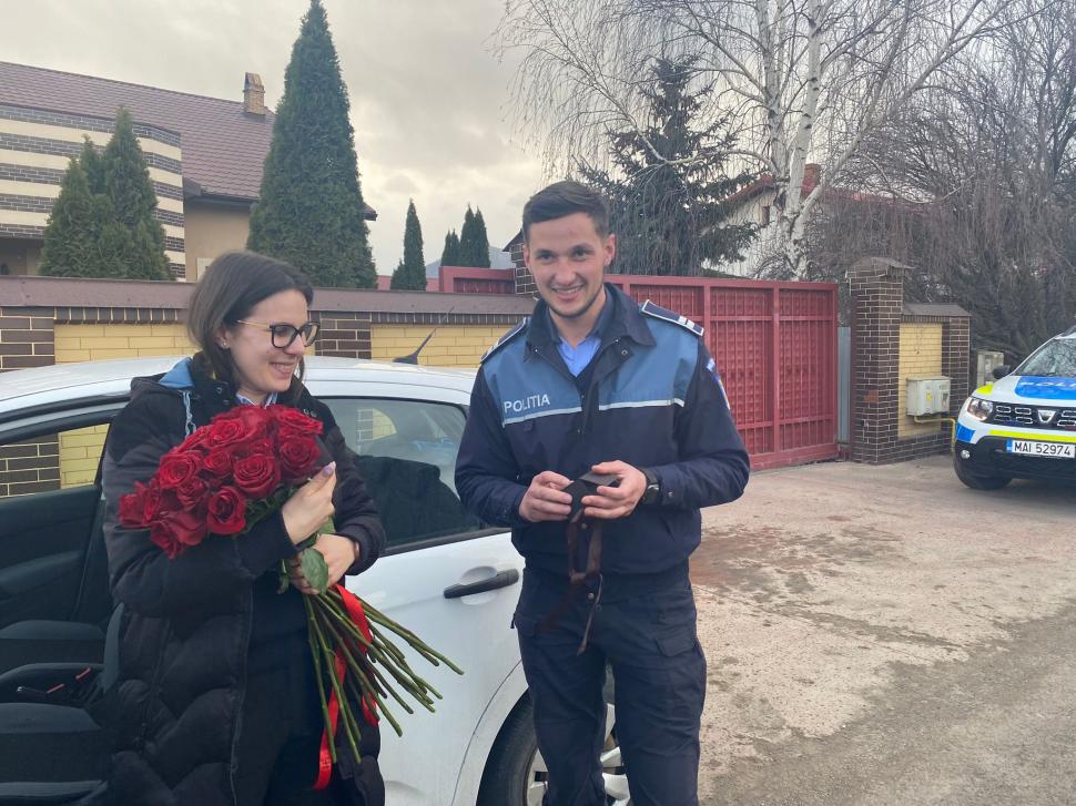 Cerere în căsătorie de Ziua Femeii, după o oprire în trafic a polițiștilor de la Rutieră, în Neamț. Viitorul mire a organizat surpriza cu agenții 821689