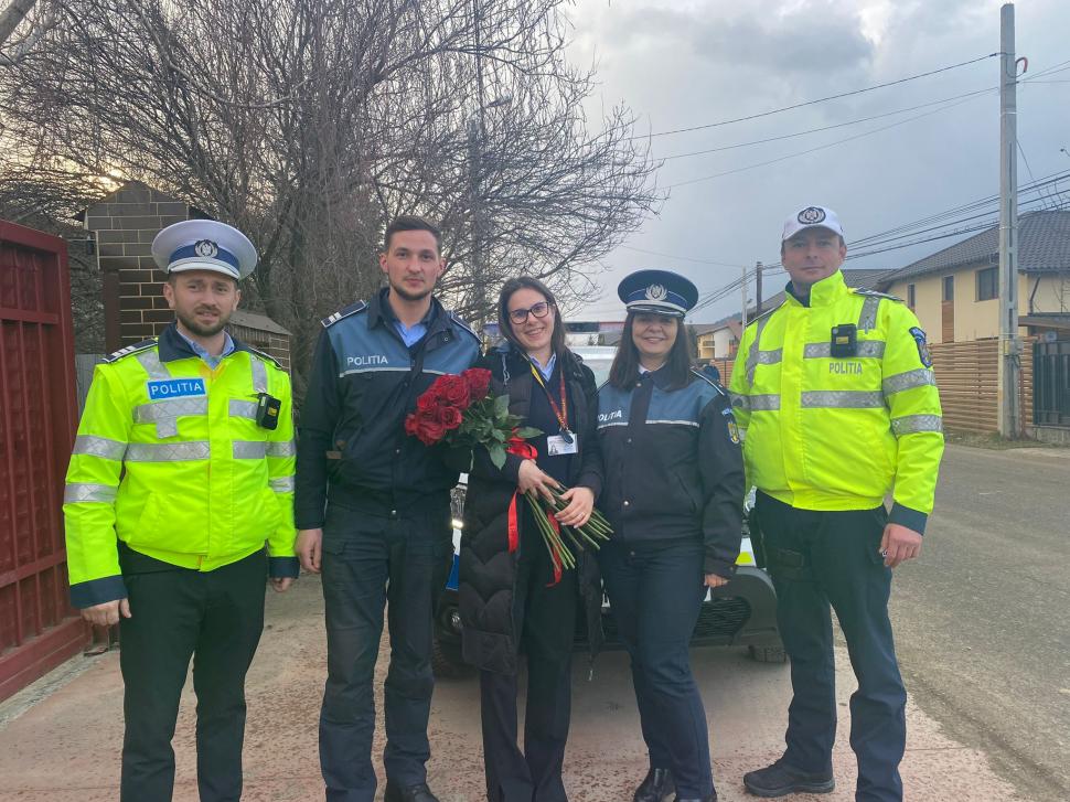 Cerere în căsătorie de Ziua Femeii, după o oprire în trafic a polițiștilor de la Rutieră, în Neamț. Viitorul mire a organizat surpriza cu agenții 821690