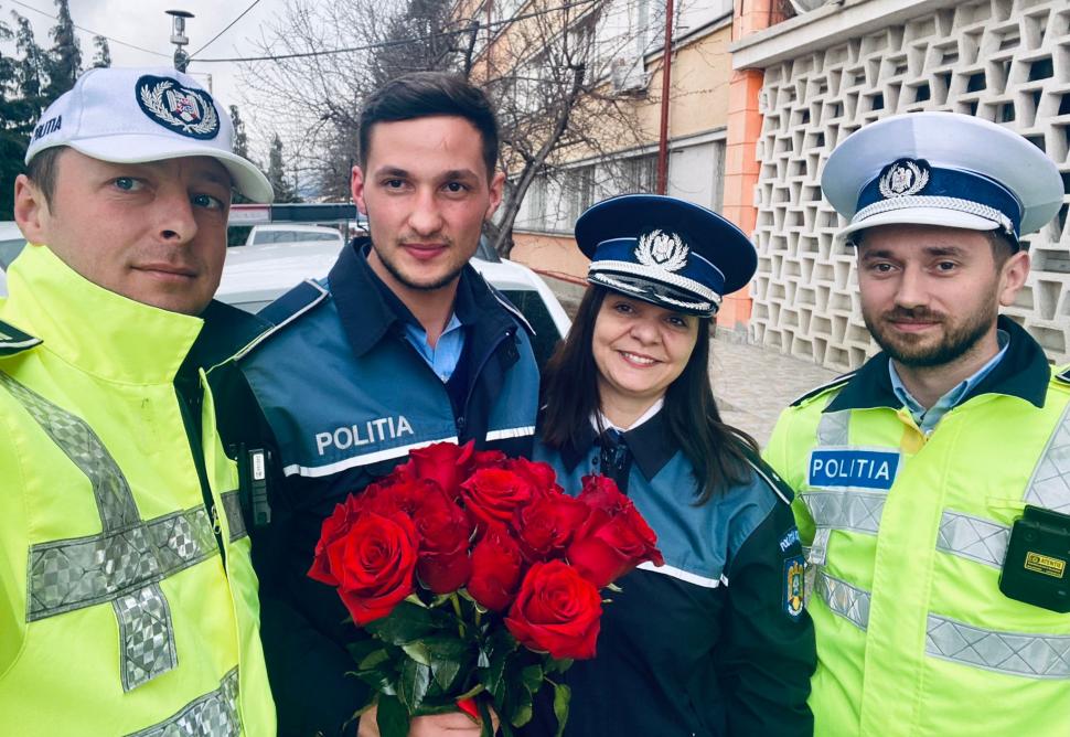 Cerere în căsătorie de Ziua Femeii, după o oprire în trafic a polițiștilor de la Rutieră, în Neamț. Viitorul mire a organizat surpriza cu agenții 821691