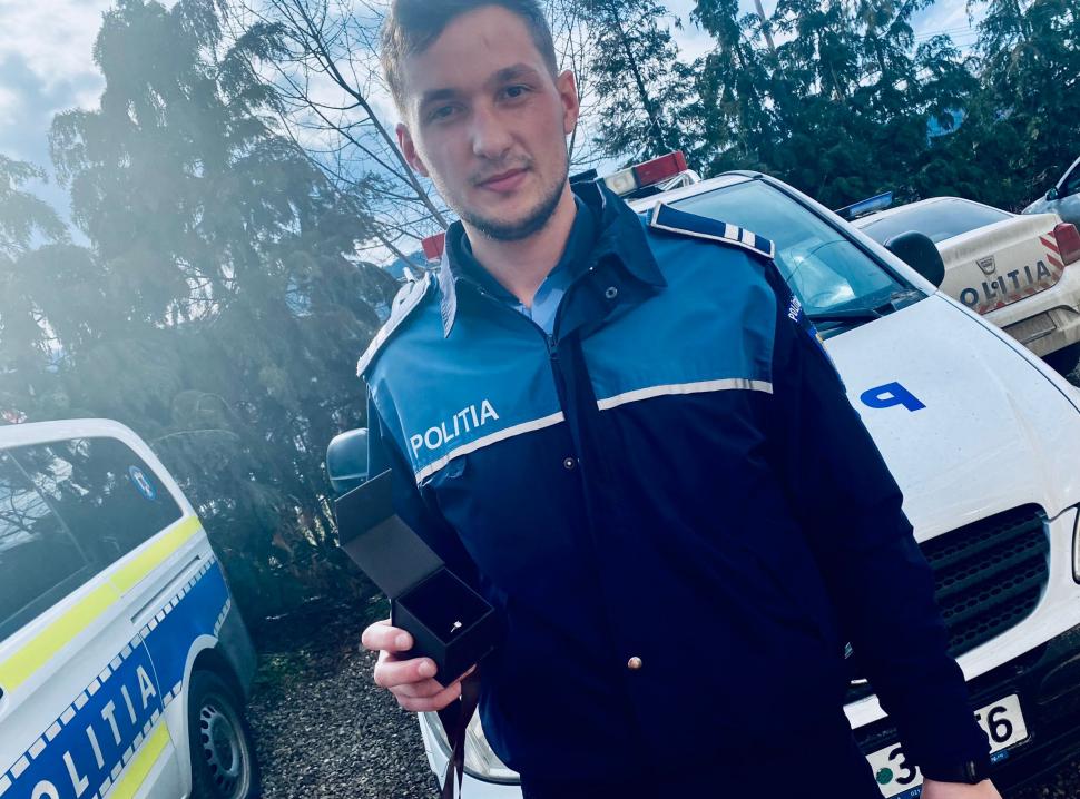 Cerere în căsătorie de Ziua Femeii, după o oprire în trafic a polițiștilor de la Rutieră, în Neamț. Viitorul mire a organizat surpriza cu agenții 821692